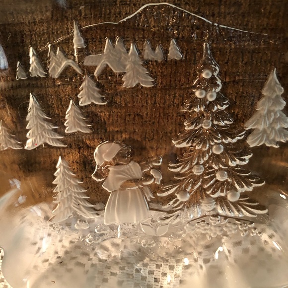 Vintage 1980s Mikasa Scalloped Edged Frosted Crystal Holiday Platter - Picture 2 of 5